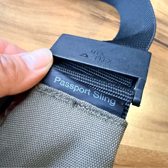 Lowepro Passport Sling Camera Bag for DSLR Photography & Travel Camera Bag Olive - Picture 8 of 10